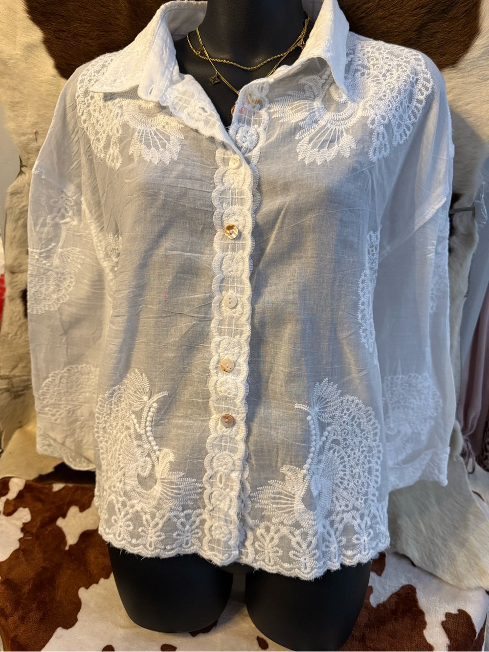 Source Unknown White Embroidered Lace-Trim Button Down Top